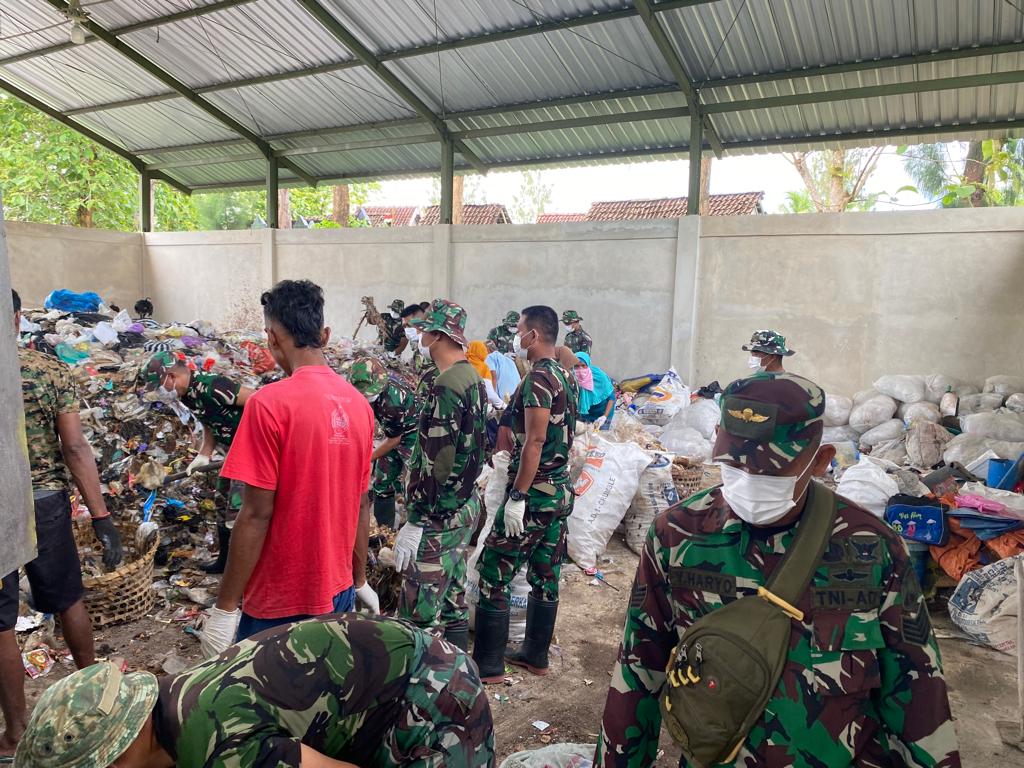 Karya Bakti Kodim 0731 Kulon Progo Bantu Kelola Masalah Sampah di Kaliagung